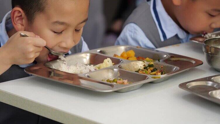 学校食堂学生吃饭