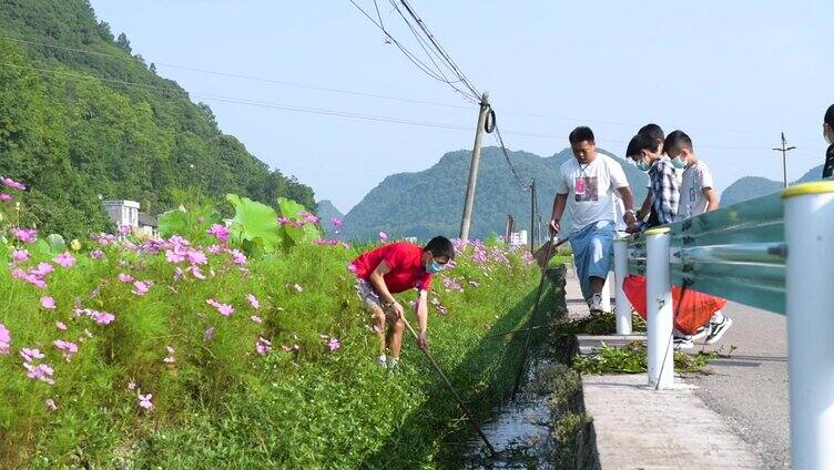 大学生青年志愿者田间户外实践助力乡村振兴