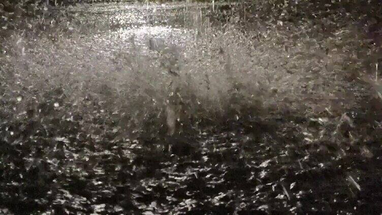 流出的雨水雨水滴下地面逆光雨点街道雨景