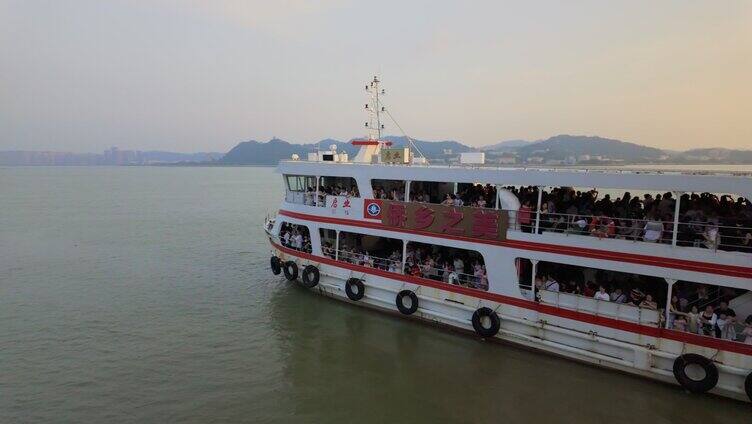 汕头广场轮渡旅客上船，船离岸启航