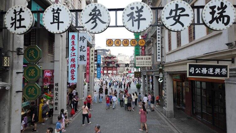 汕头小公园景区港风街道游客拍照打卡