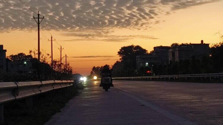  乡村路上风景傍晚开车车流红霞夜空公路车