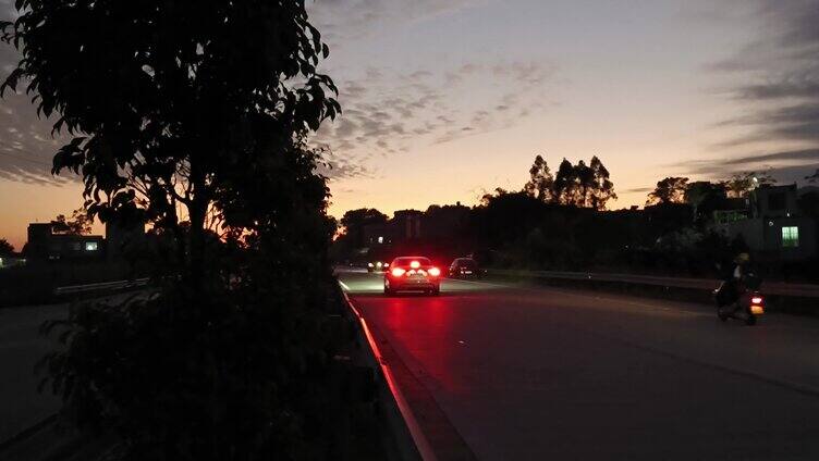 入夜黄昏公路车流 乡间道路车灯逆光