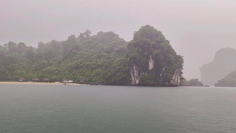 细雨蒙雨中游览越南下龙湾 游船 烟雾缭 