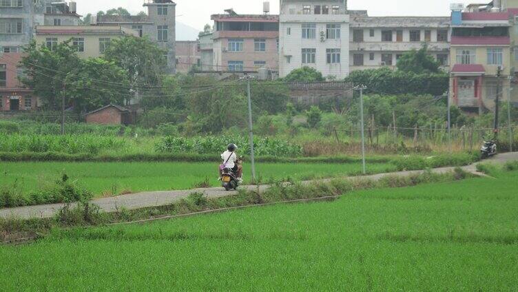 乡间道路上骑摩托车的人