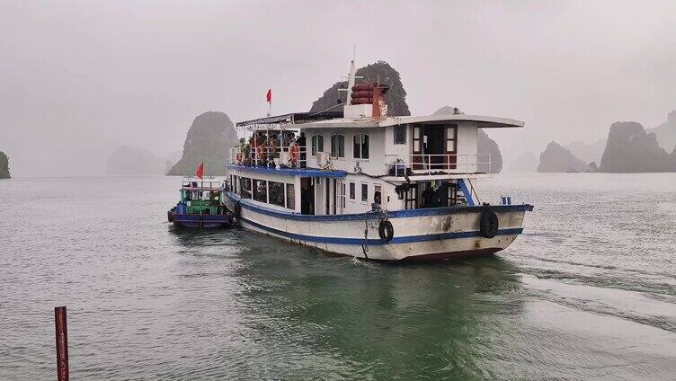 黎明蒙珑海滩海浪 雨中游览越南下龙湾