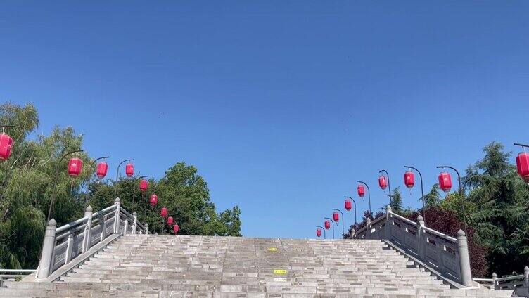 天空下摇桥梁灯笼园林绿化