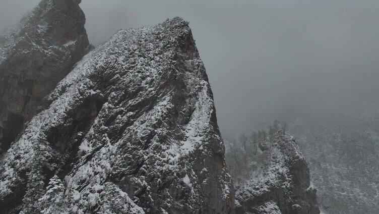 雪山 公路 航拍 户外 高原 白云 旅游