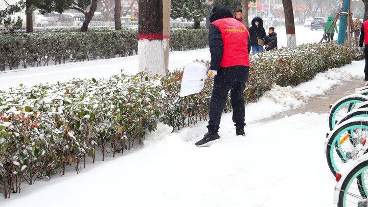 清雪 人行到清雪 环卫工人 扫雪 铲雪 