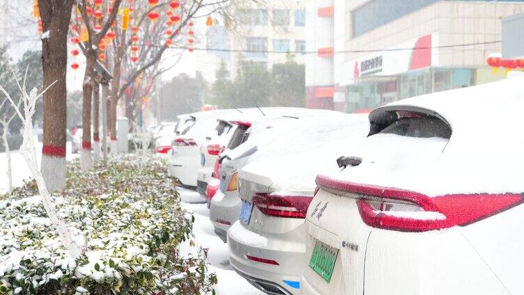 下雪 雪中停放的汽车 户外 冬天 雪中 