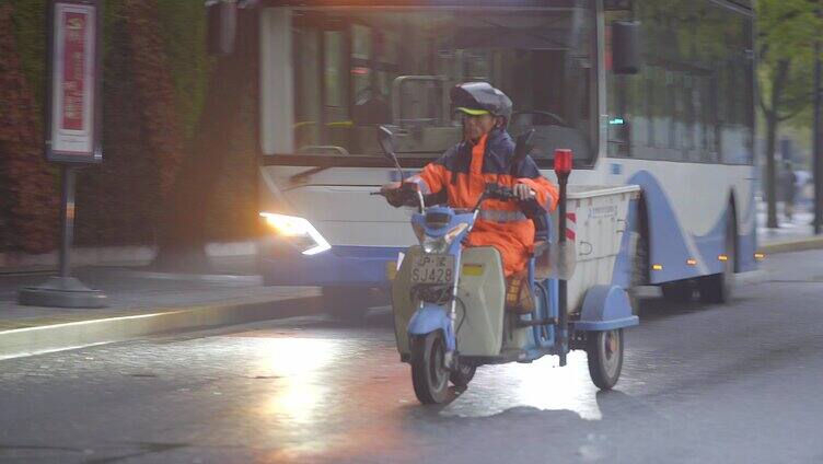 下雨天的环卫工人