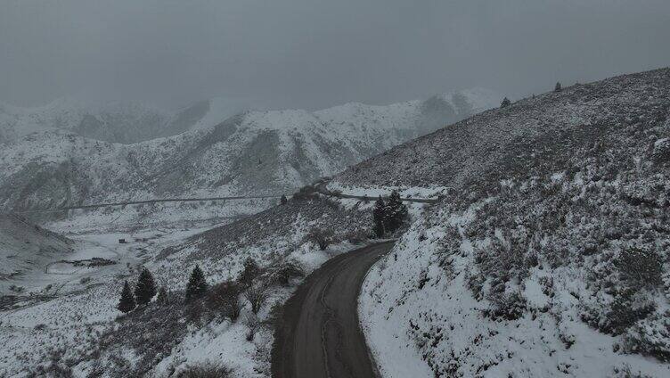 雪山 公路 航拍 户外 高原 白云 旅游