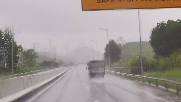 公路暴雨倾盆大雨滂沱客车暴风雨中行驶 