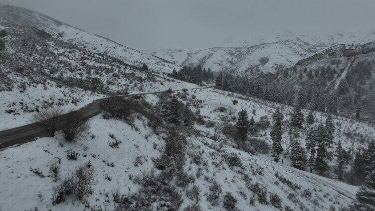 雪山 公路 航拍 户外 高原 白云 旅游