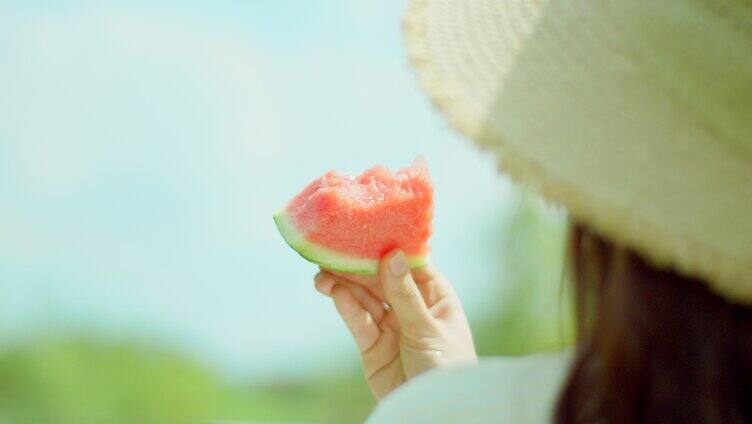 夏日 阳光 吃西瓜 女性 特写3