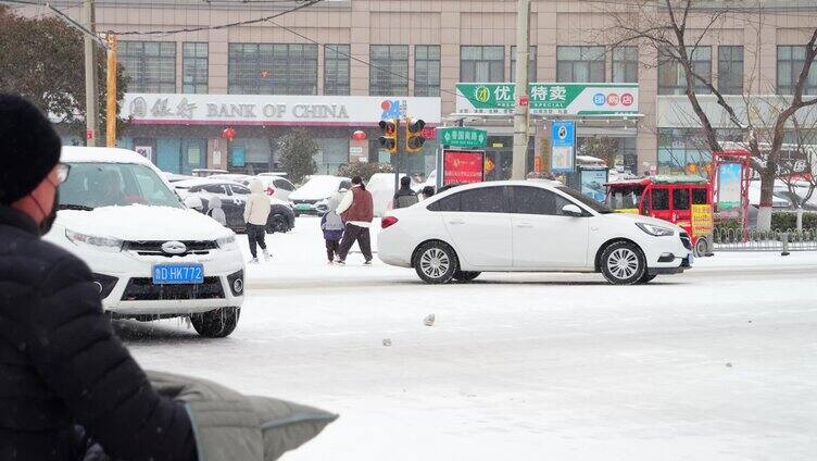 下雪 下雪的街道 雪中行驶的汽车 汽车 