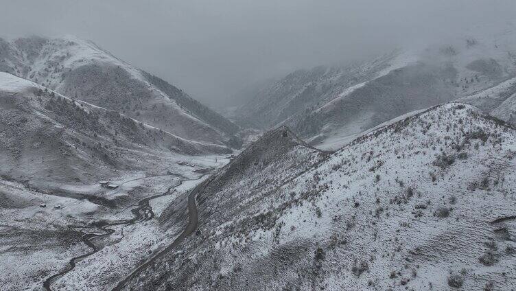 雪山 公路 航拍 户外 高原 白云 旅游