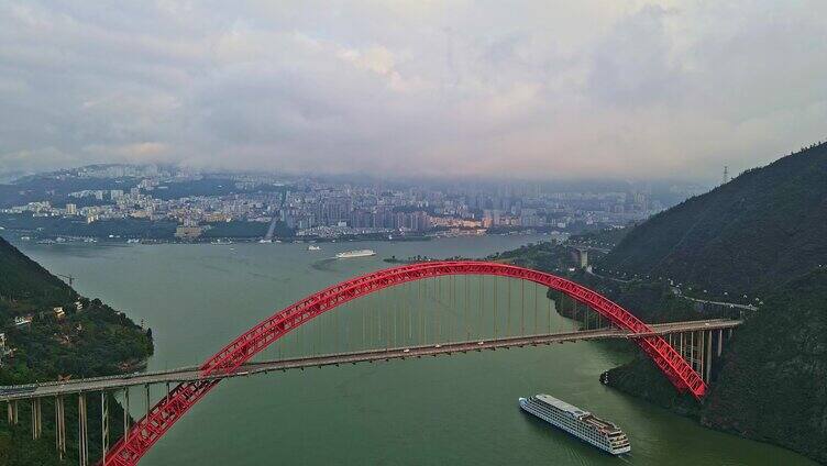 航拍游轮过巫峡峡口