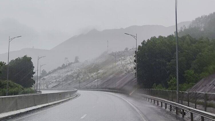 高速公路暴雨倾盆客车暴风雨中行驶  