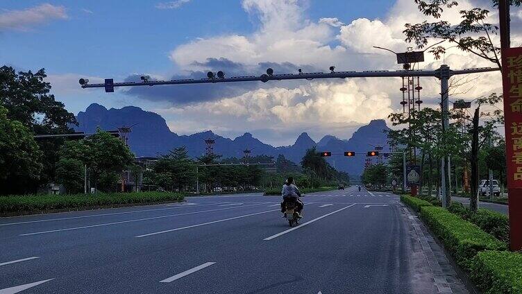 傍晚有信号灯的道路 车流  