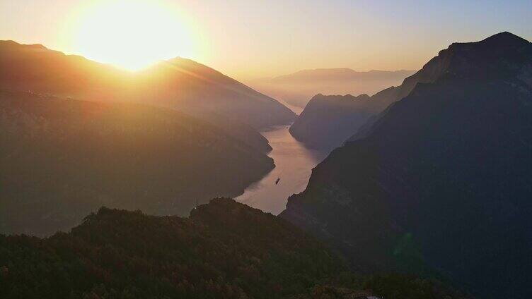 航拍长江三峡云海日出红叶