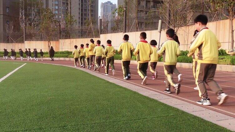 小学生晨跑 一群学生穿校服跑步 运动锻炼