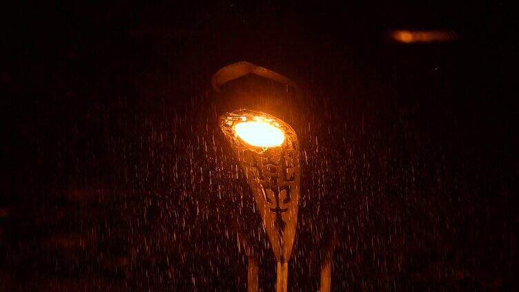 天气变化夜幕路灯下雨季下雨