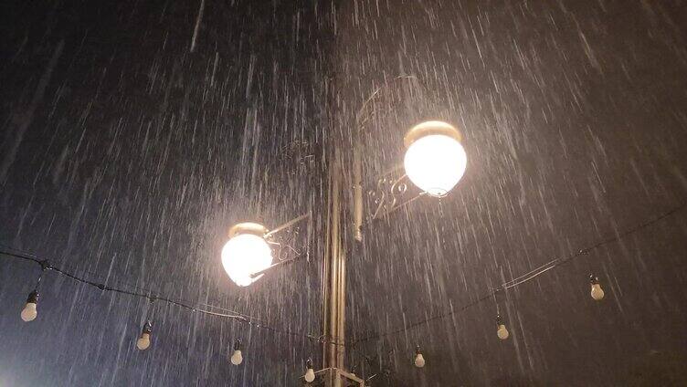  夜晚城市降雨暴雨街灯路灯雨滴唯美意境 