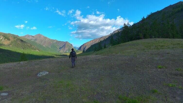 男人行走在阿勒泰山脉