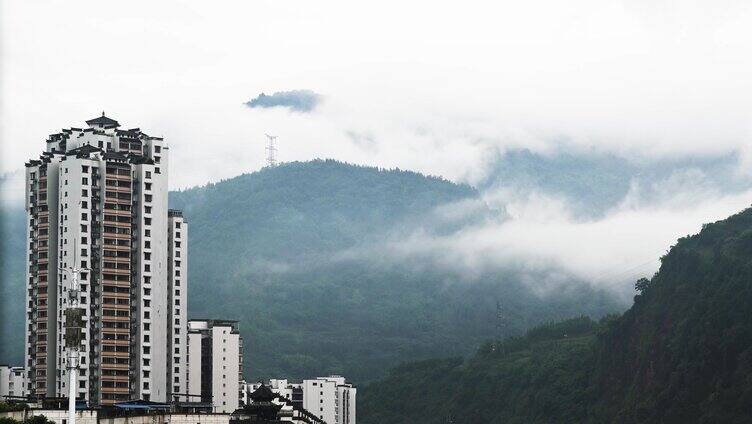 夏季天气变化风起云涌山间云雾山雨欲来