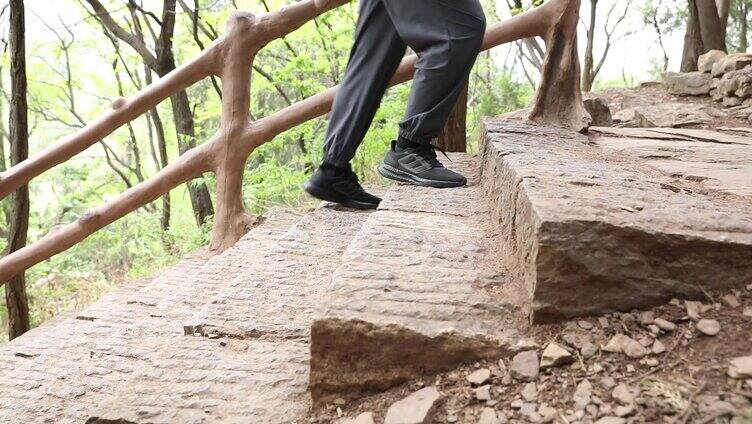 年轻人 旅游 大山户外 阳光 徒步登山 