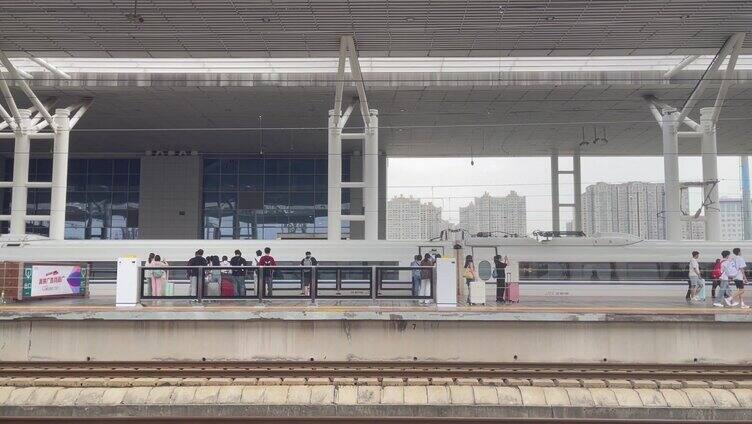 高铁列车站台旅客行李箱