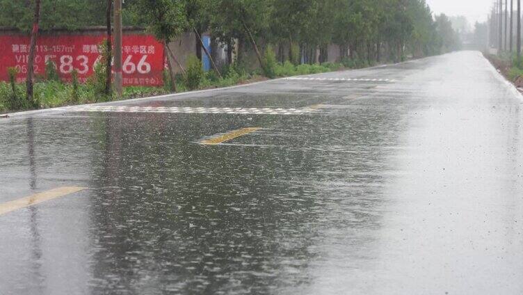 公路 马路 减速带 雨季 雨天 雨水