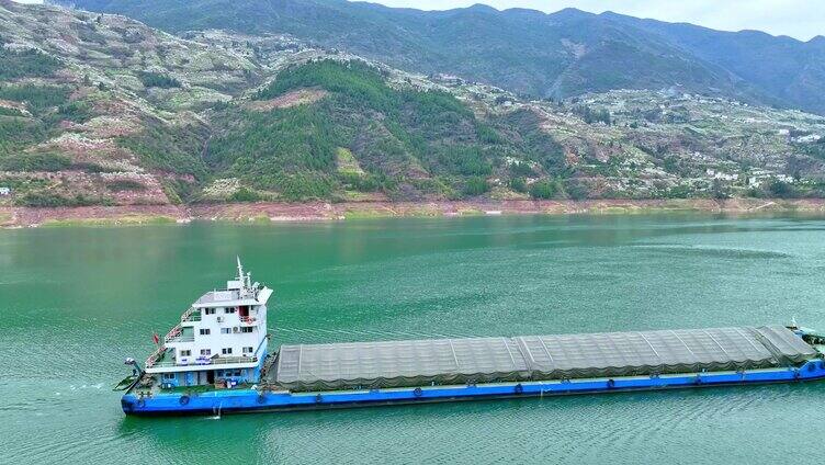 游轮过三峡花海