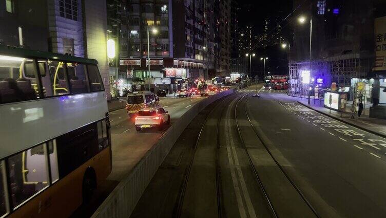 香港叮叮车夜晚行驶二楼视角