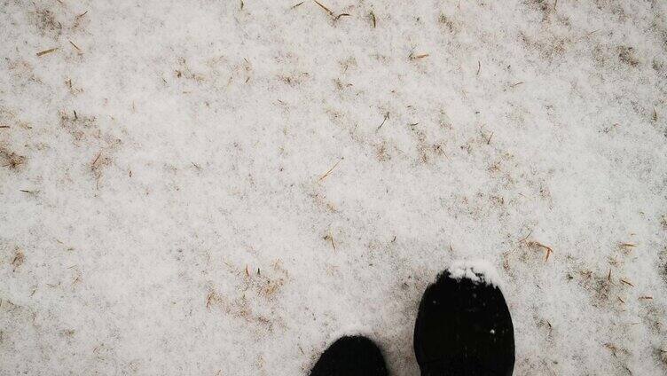 雪天雪地行走的脚丫