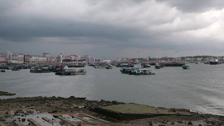 暴风雨来临之前的港湾