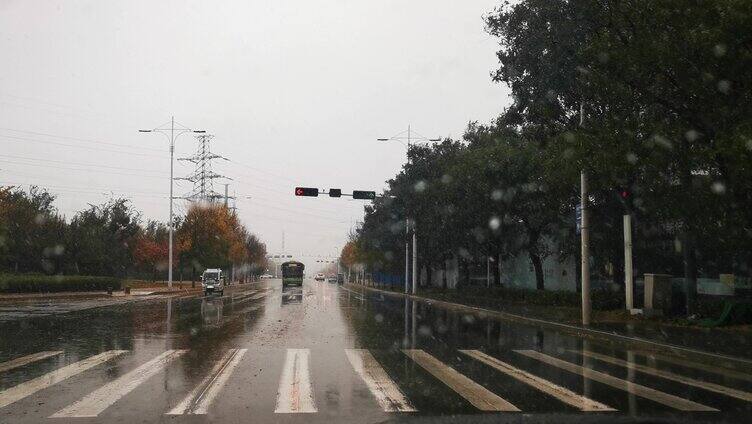 雨天等红绿灯车窗雨珠