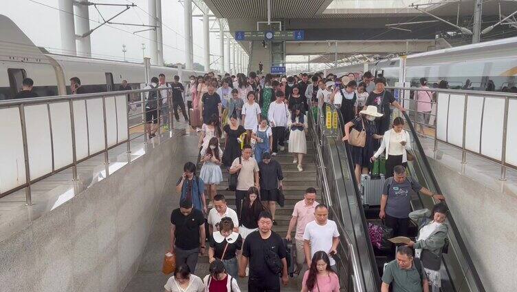 高铁列车站台旅客行李箱旅客出站