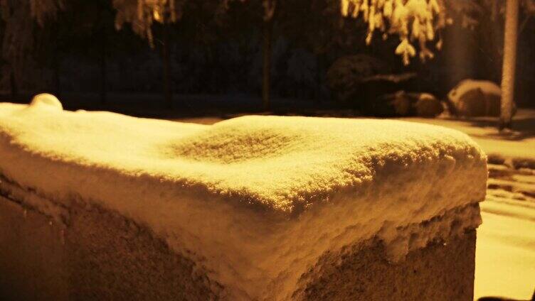 积雪天背影雪地行走夜晚