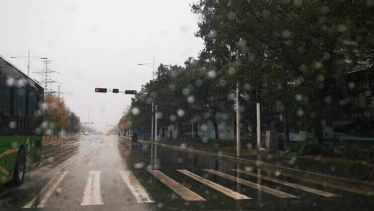 雨天等红绿灯车窗雨珠