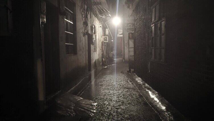 街巷暴雨倾盆 大雨滂沱 大雨夜巷 