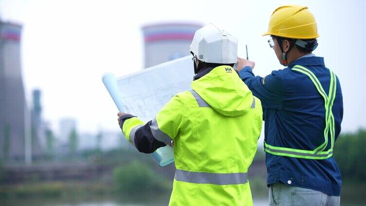 建筑工地工程师在查看施工图纸