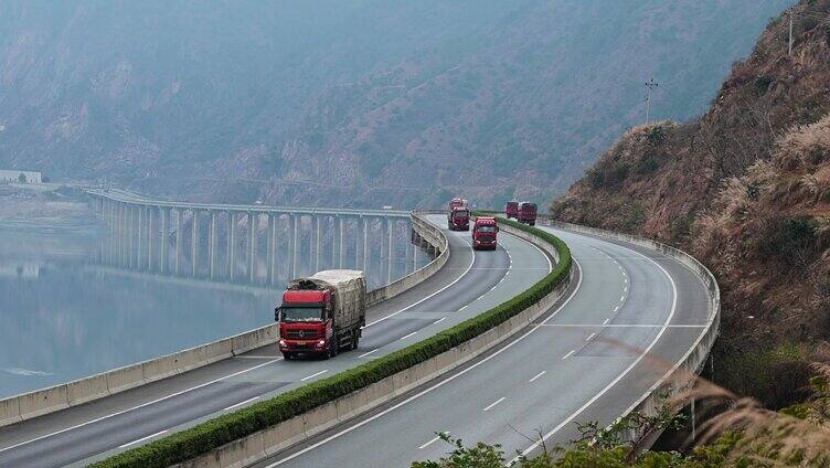 高速公路行驶的车辆大货车交通运输