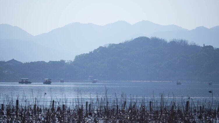 平静湖面上的观景船