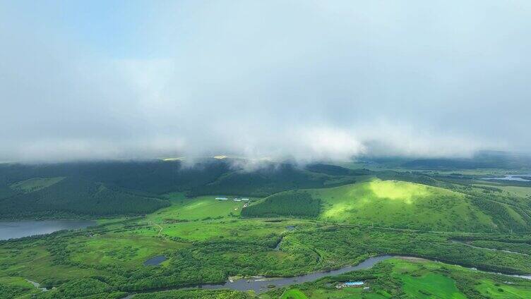 云雾缭绕的绿色原野山脉光影