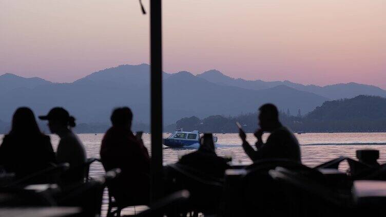 人们悠闲的坐着欣赏风景