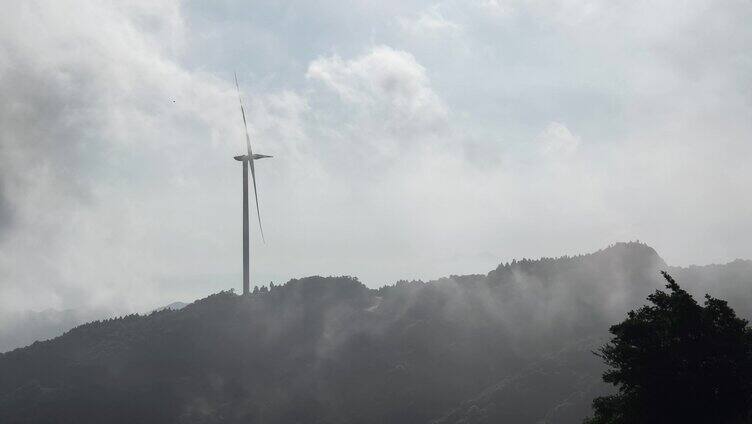 山间云雾迷雾风电场