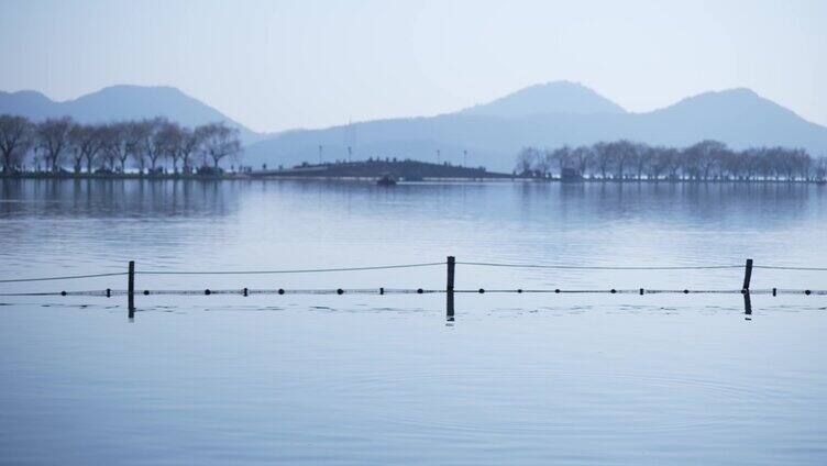 夕阳下的湖水