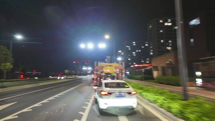 夜晚汽车行驶在高速公路延时摄影